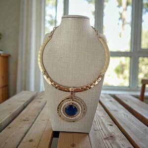 Elegant Gold and Blue Pendant Necklace